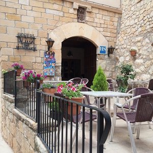 L'entrée de l'hôtel-restaurant-bar. Le bar est accessible aux personnes handicapées par une rampe.