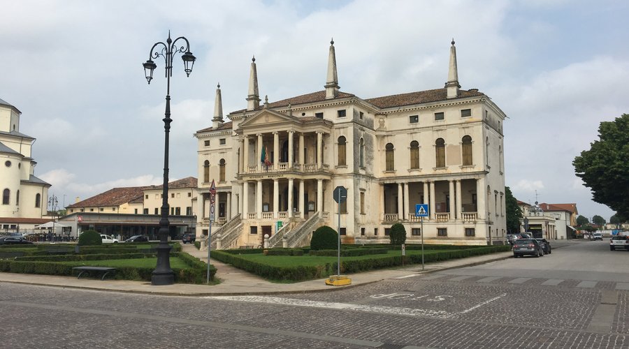 La facciata