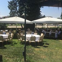 Haftasonu ailece bahçesinde kahvaltı yapmak kimi akşam da yemek için tercih ettiğimiz bir mekan. Mekan sahibi ve çalışanların güleryüzlü davranışları ve iyi hizmet çabaları dikkate değer. Çocuklar için oyun alanları ve atlar da ilgi çekici. Teşekkürler.👍