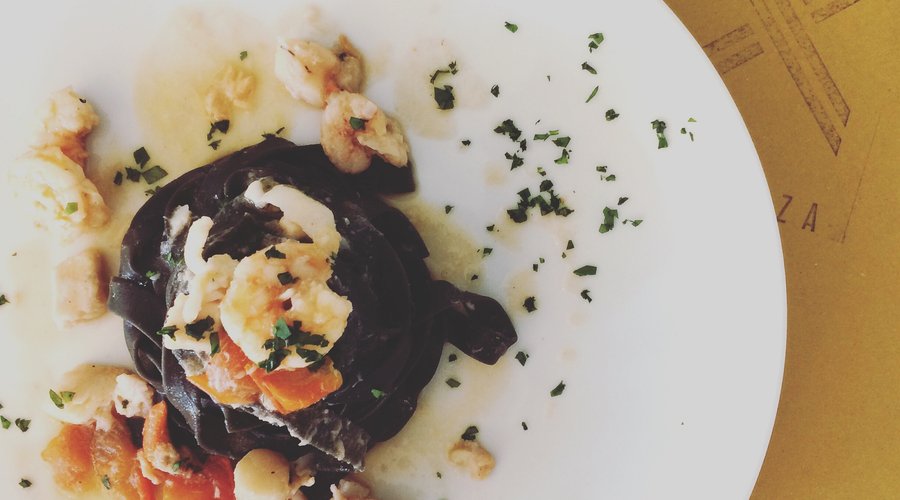 Piatto del giorno di pesce: tagliatelle nere con ragù di pesce
