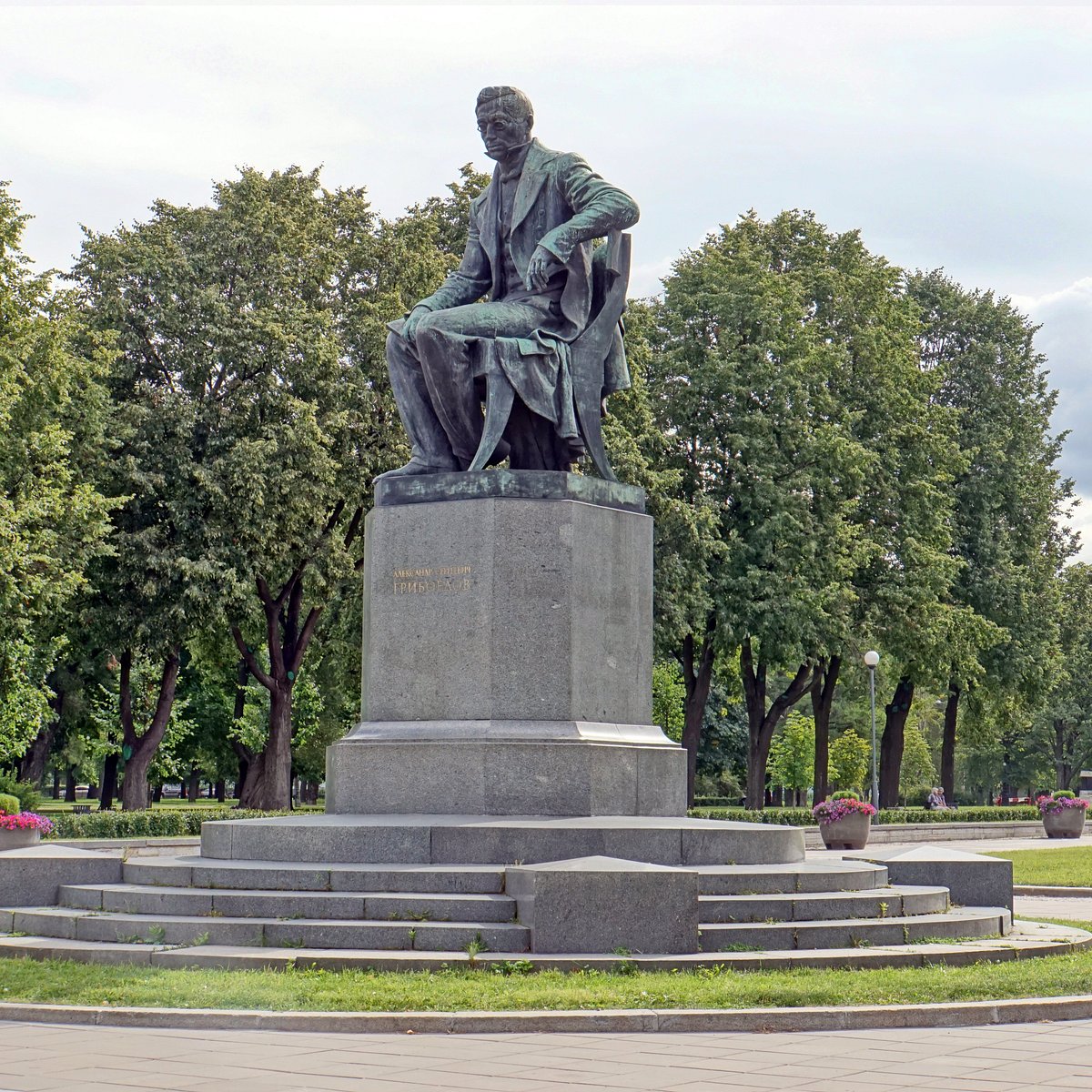 Грибоедов петербург. Памятник Грибоедову в Санкт-Петербурге. Памятник Грибоедову на Пионерской площади. Памятник Грибоедову в Санкт-Петербурге у ТЮЗА. Памятник около ТЮЗА СПБ.