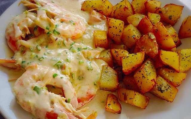 Gambas sauce brésilienne avec ses patates, un repas très apprécié par nos clients avec sa sauce très onctueuse au goût prononcé de gambas