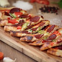 Sebze sucuk kaşarlı pide