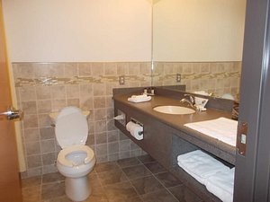 bathroom had nice tile, long vanity, but no towel bar or hooks