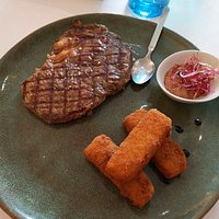 Une viande de très bonne qualité et parfaitement cuite. Sauce excellente également. Frites de polenta.