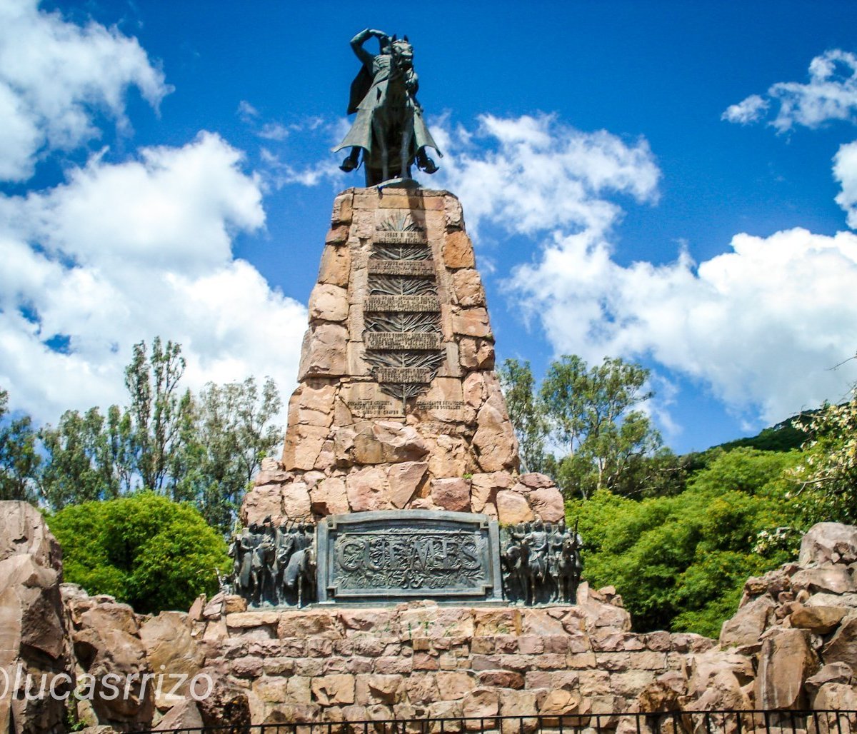 Jogo é suspenso por presença de estátua de general morto no