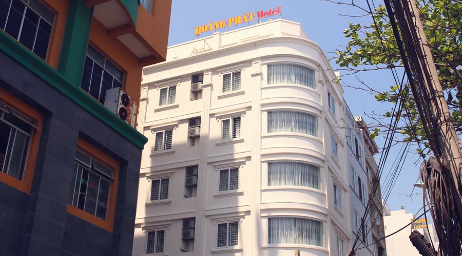 Khách sạn view biển Hoàng Phát tọa lạc tại trung tâm bãi sau Vũng Tàu, chỉ cách biển 1 phút đi bộ. Vị trí đông vui, nhộn nhịp nhất bãi sau, thuận lợi di chuyển tới các địa danh nổi tiếng.