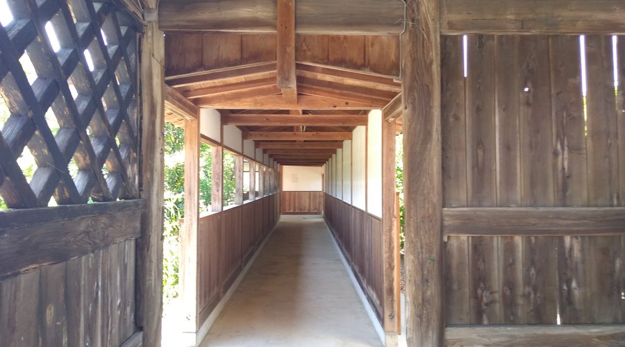 屋根付きの廊下