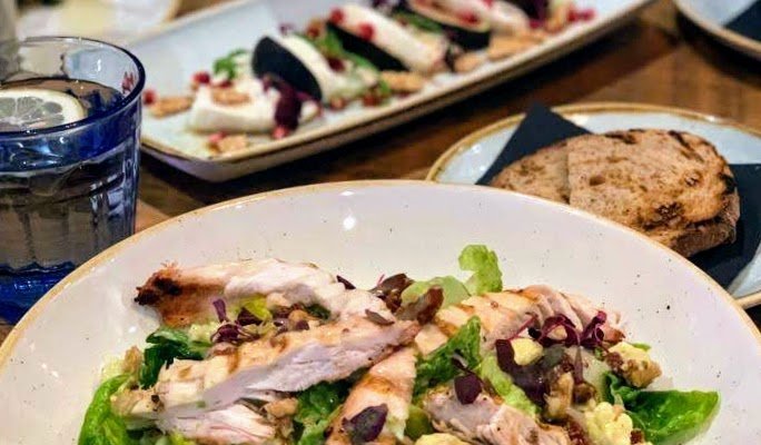 Warm Chicken & Walnut Salad
Grilled chicken breast, cos lettuce, sundried tomatoes, walnuts, avocado, French dressing