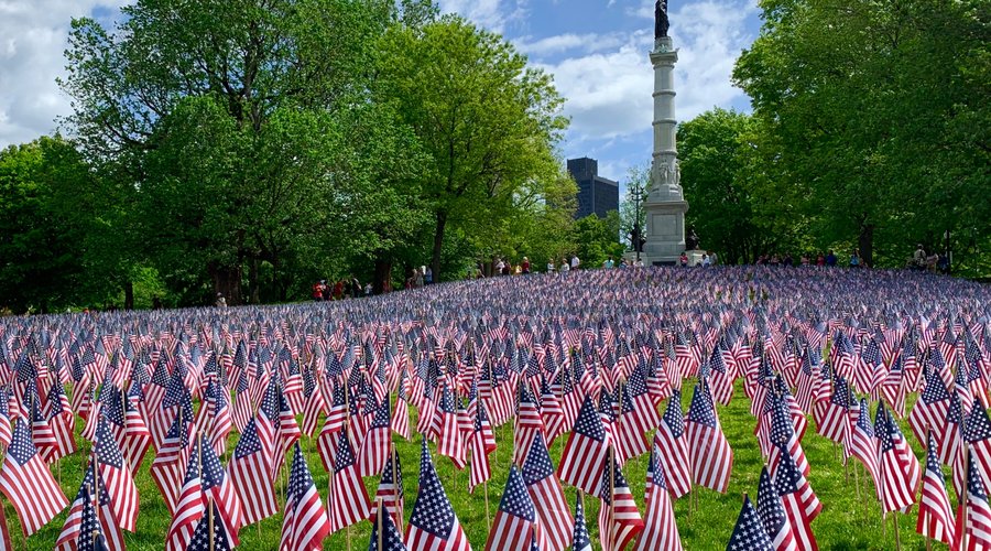 Hommage aux 37 000 soldats originaires du Massachusetts tombés au combat depuis la guerre d'indépendance : un drapeau par soldat