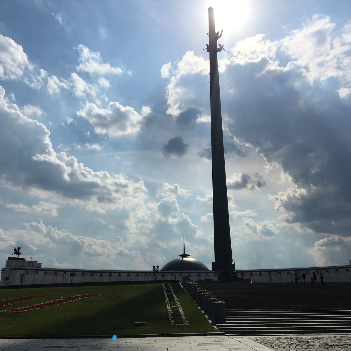 Памятник победы. Монумент Победы в Москве. Поклонная гора Victory Park. Памятник на площади Победы в Москве. Монумент Победы перед музеем Победы на Поклонной горе.