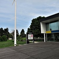Pavillon d'accueil en bordure du canal