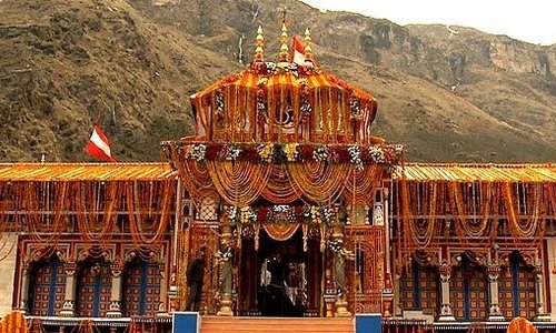 Chardham Yatra India - estas la plej devota kaj elstarita parto de Barato de la spirita vojaĝo de Hindio. Chardham estas la plej fama kaj sankta ekspedicio en Barato, kiu inkluzivas viziton al kvar gloraj sanktejoj inkluzive de Yamunotri, Gangotri, Kedarnath kaj laste la Badrinath Dham. Vizito al ĉi tiuj sanktaj sanktejoj kune formas la Chota Chardham Yatra en Barato. Ĉiuj ĉi tiuj famaj sanktaj destinoj troviĝas en la mirindaj himalajaj montetoj de Uttarakhand.