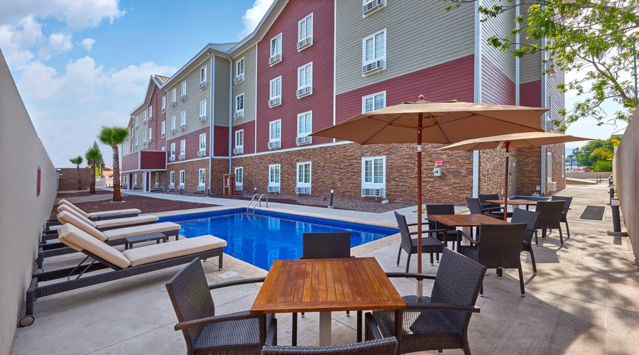 Alberca al aire libre Extended Suites. 