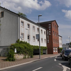 Hotel liegt direkt an einer viel befahrenen Straße
