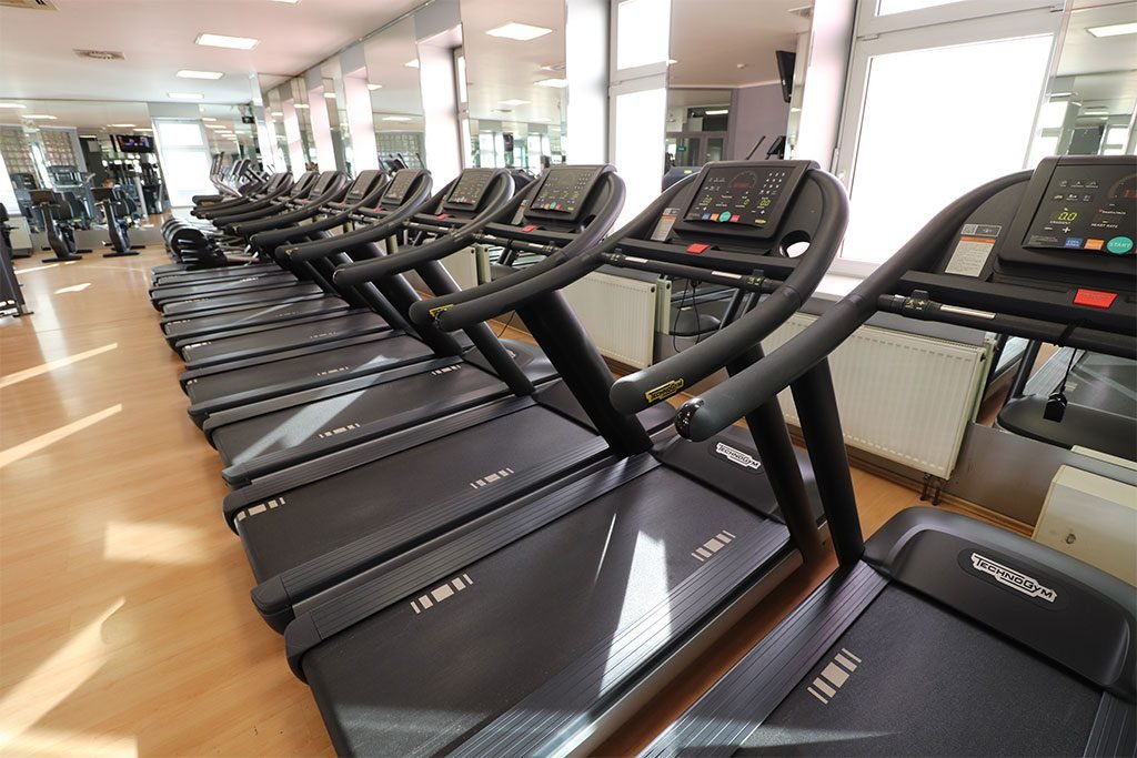 Form factory. Спортзал на Пражской. Фитнес фактори. Прага фитнес Шахты. Form Factory Fitness Center Anděl