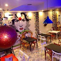 Raciones y tapas caseras (croquetas , rabas calamar , nuggets , carnes y platos combinados exquisitos ,sin duda Los mejores ! Después de 24 años abiertos y tras el cambio local siguen dando la mejor calidad y el mejor trato