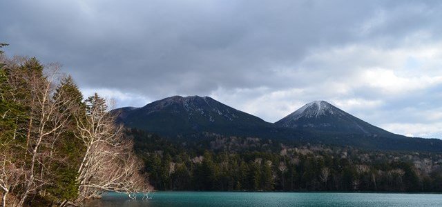 オンネトーから観た。雌阿寒岳と阿寒富士　