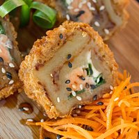 Pide tu rollo sin arroz envuelto en plátano maduro, salmón, cream cheese, puerro empanizado súper crunchy bañado en terriyaki.