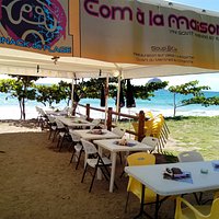 Profitez d'un bon moment culinaire au bord de la mer, juste en face du Rocher du diamant...