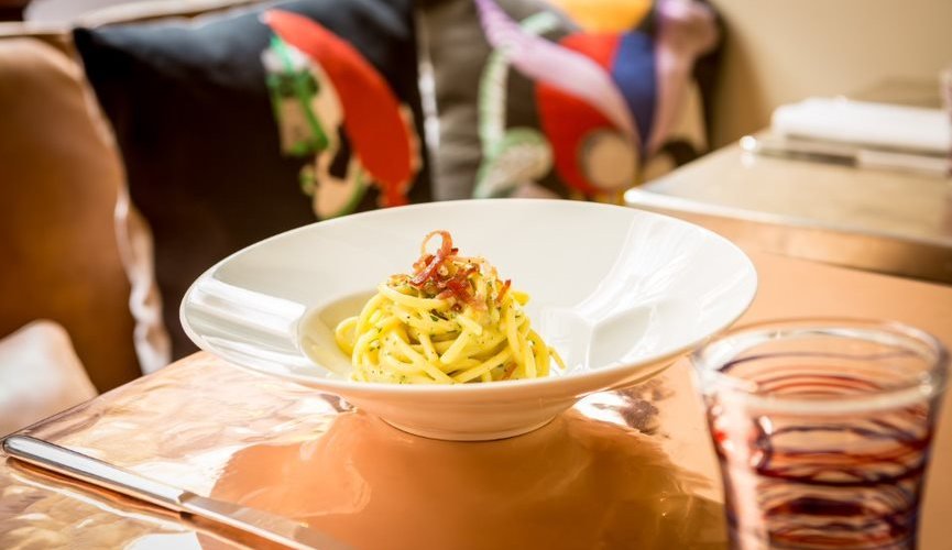 Spaghetti 'alla carbonara' à l'huile extra vierge d'olive