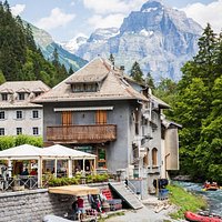 Venez découvrir notre base nautique au bord du Giffre ainsi que notre Bar Restaurant Live Concert où vous pourrez vous restaurer et vous détendre au cœur des montagnes avant ou après vos activités rafting canyoning et bien plus encore…