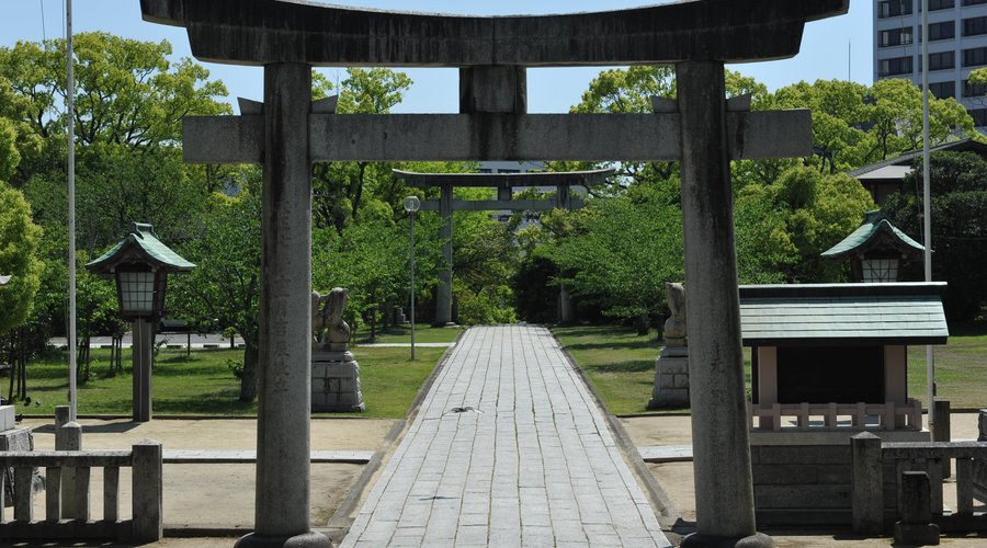 参道はまっすぐ続く