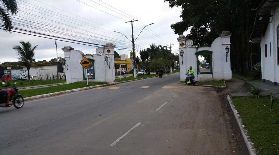 O novo Pórtico da Cidade de Paraty e a ruína do antigo Portal (espaço de passagem de carroças, cavalos e pessoas).