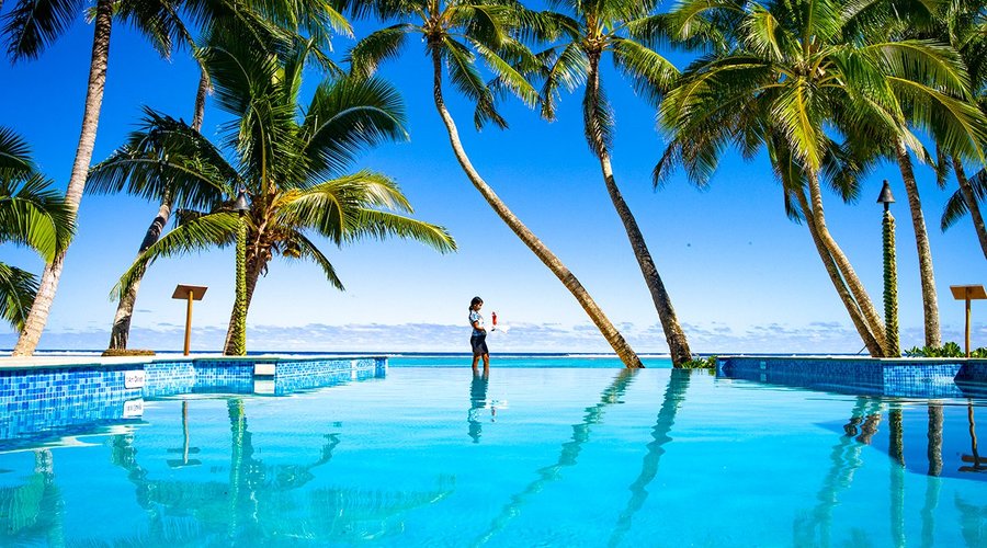 Service at the infinity pool