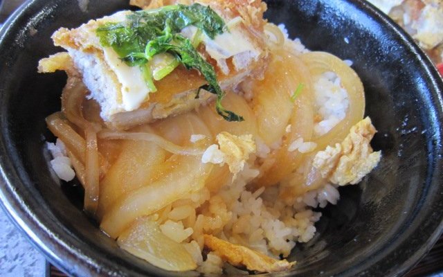 肉厚でうんまいカツです。玉ねぎも良い触感が残っています。