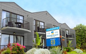 Apollo Bay Waterfront Motor Inn in Apollo Bay, image may contain: Hotel, Villa, Office Building, City