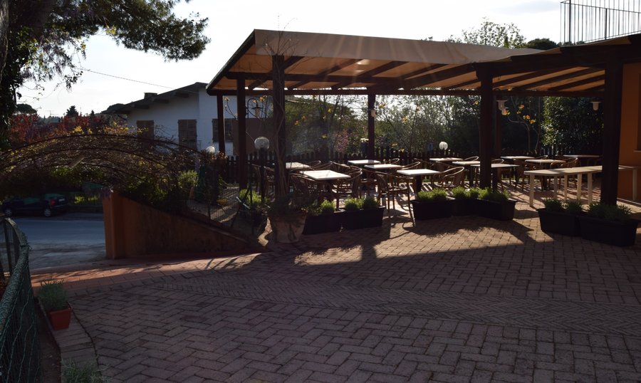 La terrazza vista dall'ingresso del ristorante