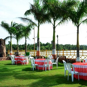 A pure veg restaurant serving delicious North Indian & Maharashtrian food which can be enjoyed in our lake touch outdoor sitting area