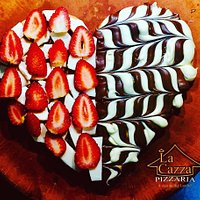 Dia dos namorados pedindo pizza grande, a broto em formato de ❤ é brinde da casa! 🍕🍷