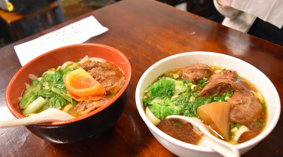 トマト入り（左）がここの売り