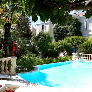 Come and relax in our intimate oasis in Juan les Pins! Hotel Sainte Valérie in Juan les Pins.
