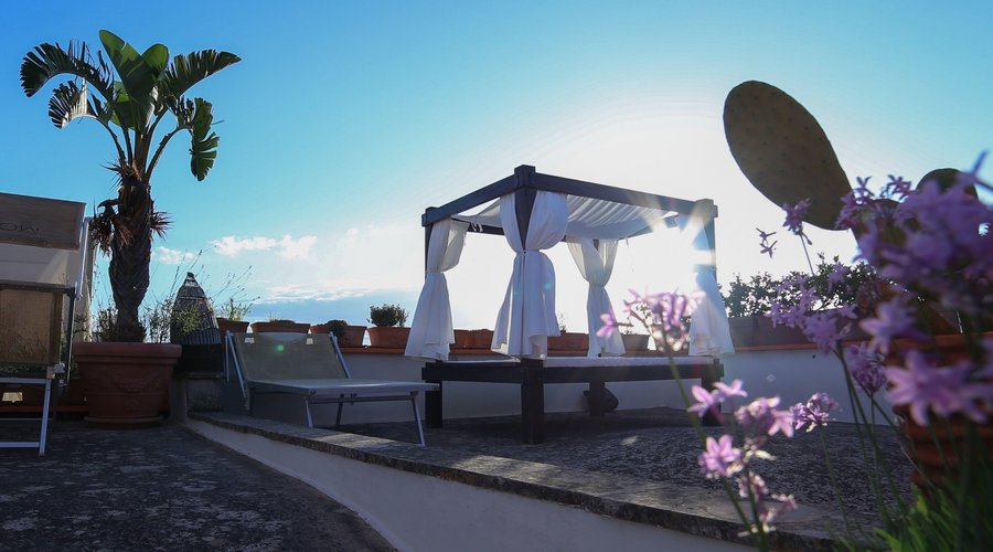 Roof Garden del Monteforte Resort con Jacuzzi e lettino per massaggi.