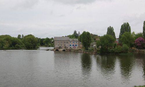 Jolie promenade dans ce village se trouvant au bord de l'eau 