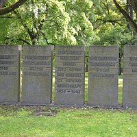 Gedenksteine auf dem Ehrenfriedhof Jammertal