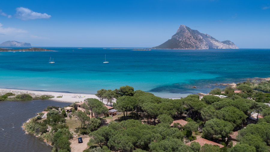 Isola di Tavolara con la spiaggia di Porto Taverna