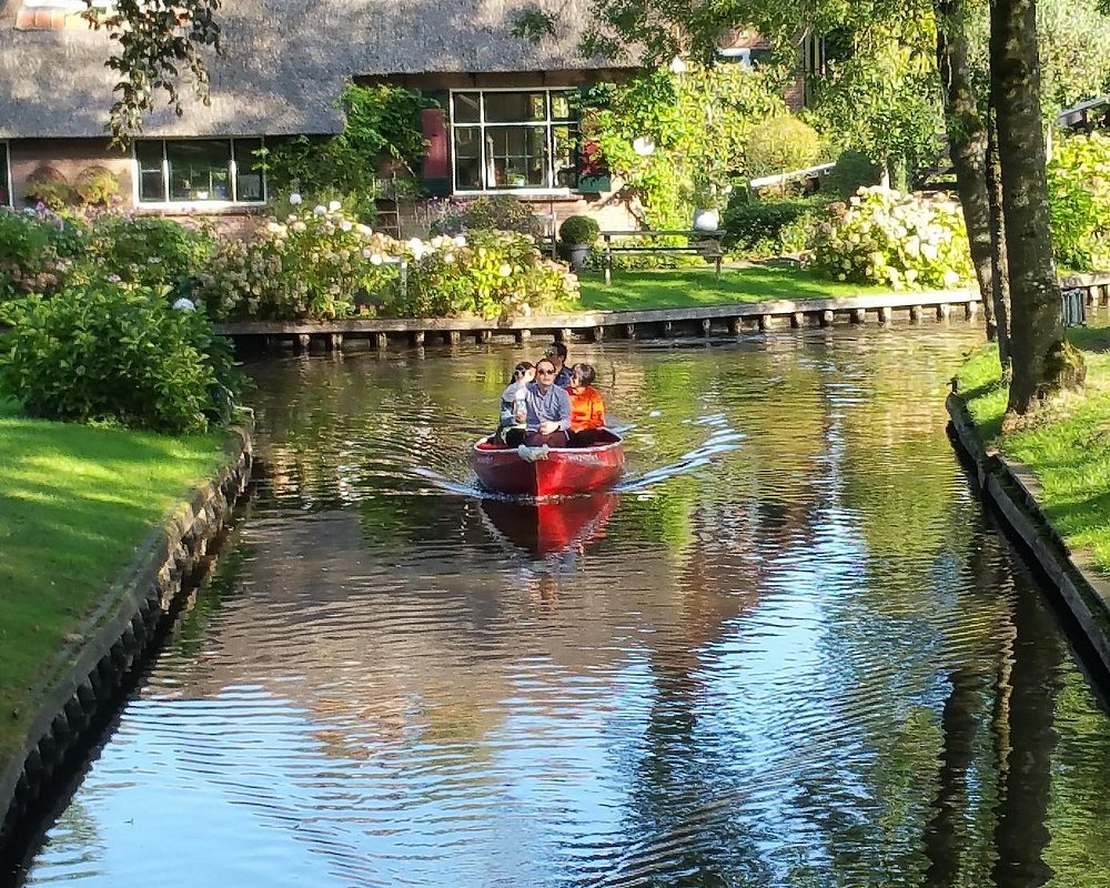 boat tour in giethoorn