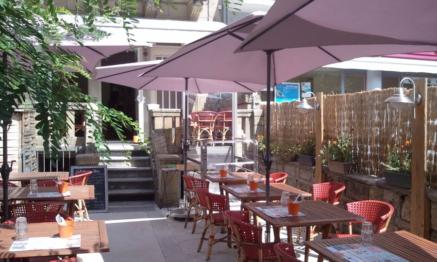 Terrasse ombragée de 25 places