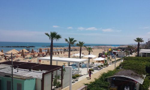 4 giugno 2019. La stagione balneare è iniziata. Qualcuno sta finendo di montare gli ombrelloni ma la gente sta già prendendo il sole