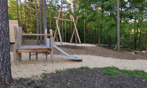 Der Abenteuerspielplatz ist für kleine wie große eine Attraktionen. Man kann hier sogar übernachten in den dafür gebauten Hütten.