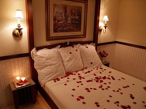 Motel Villa Arco Iris in Puerto Rico, image may contain: Furniture, Bed, Bedroom, Indoors