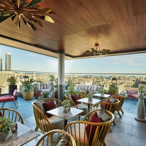 Modern, familiar, spontaneous and playful, this cozy garden of delights offers a mix of well-crafted drinks and culinary creations.