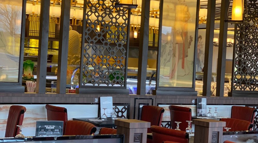 Terrasse pour l’été, les plats très variés, nouveau décor très chic, très bon restaurant.