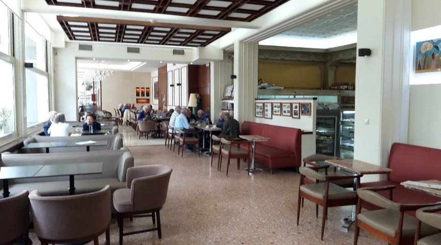The cafe section of the dessert shop