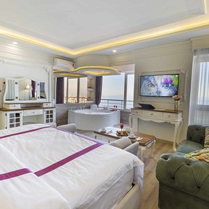 Queen Suite with Hot Tub and Sea View
