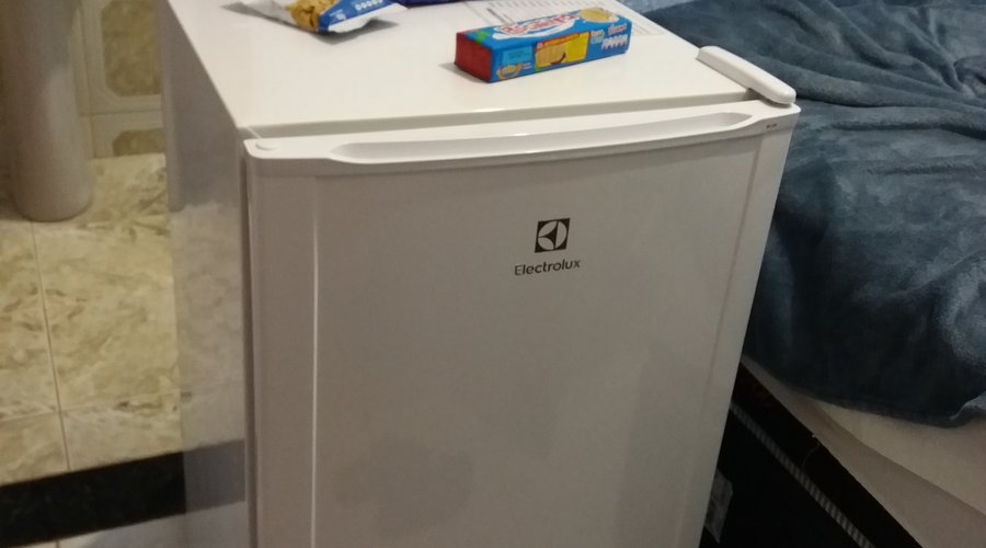 Frigobar meio barulhento mas bem abastecido e o preço até que é pagável.